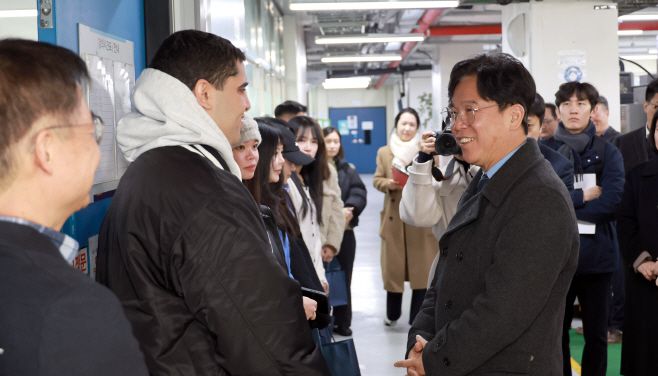 김영훈 고용노동부 장관이 12월 5일 경기 안양에 있는 대림대학교를 방문해 외국인 유학생과 이야기를 나누고 있다. /고용노동부