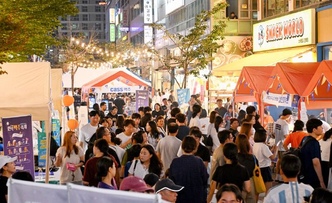 지난 8월 30일 민락2지구 로데오거리에서 열린 '민락맥주축제' 행사장이 시민들로 붐비고 있다./의정부시