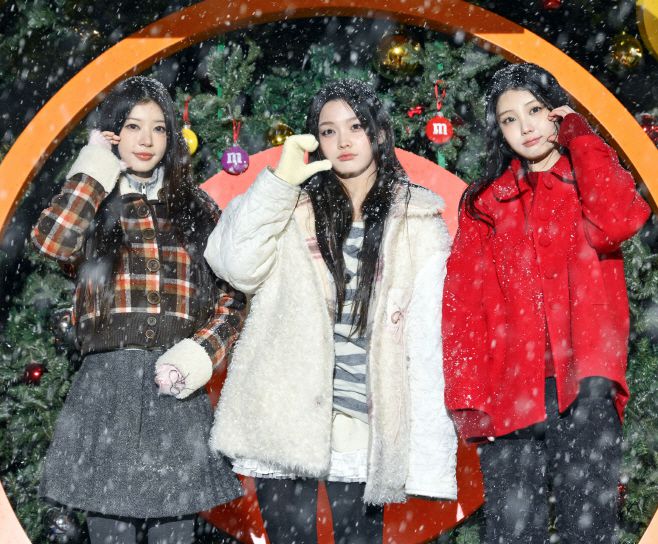 4일 남산타워 앞 프라자에서 열린 '엠앤엠즈 매지컬 홀리데이' 팝업 오픈 행사에서 엠앤엠즈 아시아 앰버서더로 선정된 K-팝 걸그룹 아일릿(ILLIT) 멤버 모카, 이로하, 원희(왼쪽부터)가 볼하트 인사를 하고 있다./한국마즈(유)