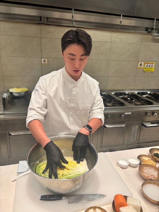 하얏트 체인의 호텔 '안다즈 서울 강남'은 김장철을 맞아 지난달 29일 안다즈 서울 강남 내 비욘드 더 글라스에서 '제철의 맛 김장 클래스'를 진행, 이정훈 셰프가 절임 배추를 준비하는 방법을 설명하고 있다./박진숙 기자 act@asiatoday.co.kr