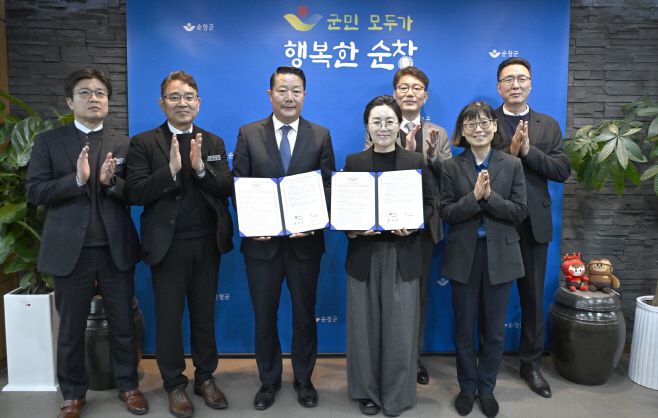 순창군과 식품기업 대상㈜이 5일 순창군청 군수실에서 '지역상생발전 및 지역소멸 대응을 위한 업무협약'을 체결한후 관계자들이 기념사진을 찍고 있다./순창군