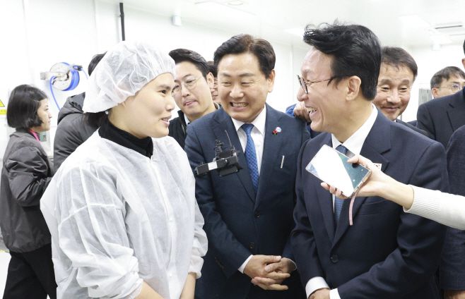 5일 익산 한국식품클러스터 청년식품창업센터를 방문한 김민석 국무총리가 김관영 전북특별자치도지사와 청년 식품기업 대표 및 참석자들과 K-푸드의 글로벌 경쟁력 확보를 위한 청년기업 지원 방안을 논의하고 창업센터를 둘러보고 있다./전북특별자치도