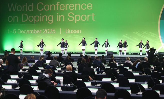 5일 부산 해운대구 벡스코 제1전시장에서 열린 2025 세계도핑방지기구(WADA) 총회 폐막식에서 어린이 합창단 공연이 펼쳐지고 있다. /연합