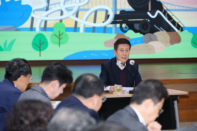 이강덕 포항시장이 5일 시청 대회의실에서 12월 확대간부회의를 주재하고 있다. /포항시