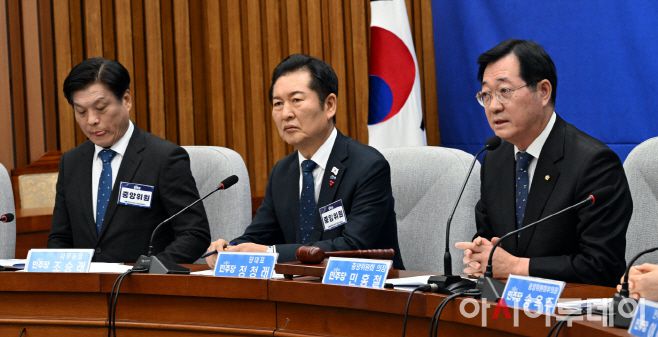 민홍철 더불어민주당 중앙위원회 의장(맨 오른쪽)이 5일 국회에서 열린 제3차 중앙위원회의에서 발언을 하고 있다. /송의주 기자