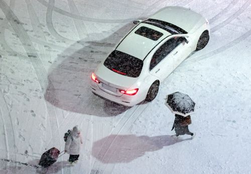 지난 4일 서울 종로구의 한 건물 앞 도로와 인도가 눈에 덮여 경계가 사라져 있다. /연합뉴스
