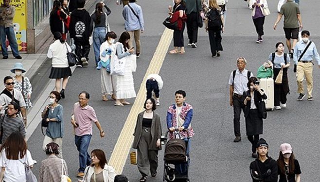 2025년 6월 4일 일본 도쿄 신주쿠 거리를 시민들이 지나고 있다./EPA 연합