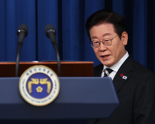 이재명 대통령이 12·3 비상계엄 사태 1주년인 3일 '빛의 혁명 1주년 대국민 특별성명' 발표를 위해 용산 대통령실 브리핑룸에 입장하고 있다./연합뉴스