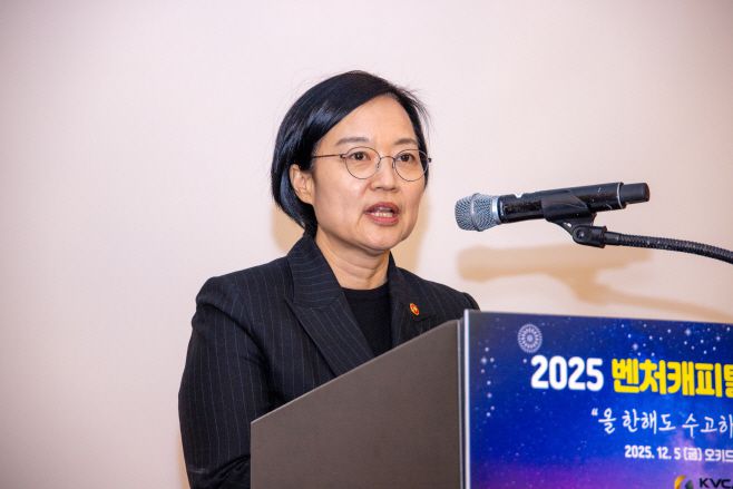 한성숙 중기부 장관이 5일 서울 강남구에 있는 그랜드인터컨티넨탈 서울 파르나스에서 열린 '2025 벤처캐피탈 송년의 밤' 행사에서 축사를 하고 있다.