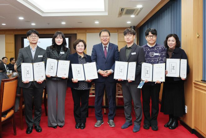 장금용 창원특례시장 권한대행(가운데)이 5일 시청 시정회의실에서 11월 이달의 우수공무원 표창을 받은 공직자들과 기념촬영을 하고 있다. /창원시