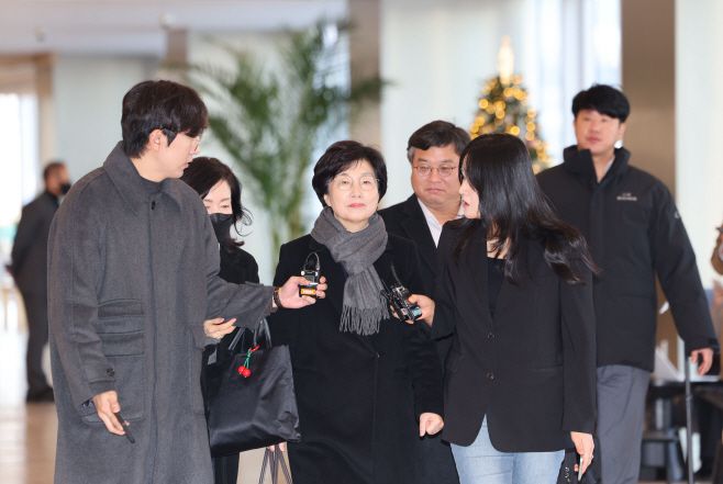 김기현 국민의힘 의원의 배우자 이모씨가 5일 김건희 여사의 '로저비비에 클러치백 수수 의혹'을 수사하는 민중기 특별검사팀에 피의자 신분으로 소환되고 있다./연합뉴스