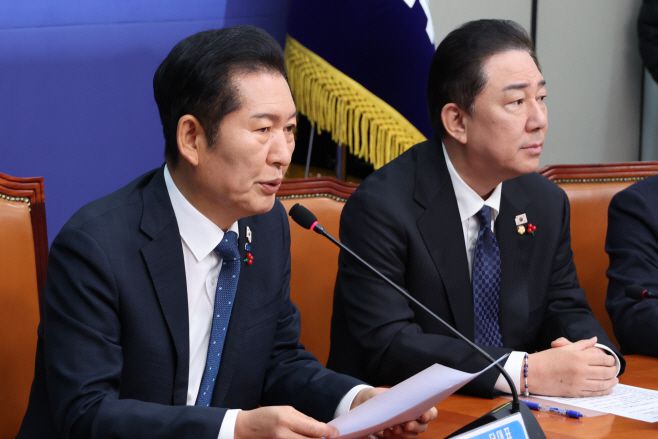 정청래 더불어민주당 대표가 5일 서울 여의도 국회에서 열린 최고위원회의에서 발언하고 있다. /연합