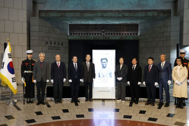 4일 전쟁기념관에서 열린 윤봉길 의사 현양행사에서 참석귀빈들이 기념사진을 찍는 모습이다. (왼쪽부터 전쟁기념사업회 양동학 사무총장, 김희곤 대한민국임시정부기념관장, 백승주 전쟁기념사업회장, 김학준 매헌연구원장, 윤주경 FITI시험연구원장, 이성선 매헌윤봉길의사기념사업회 상임이사, 윤배중 파평윤씨 대종회장, 조다냐 덕산세계인형박물관장). /사업회 제공