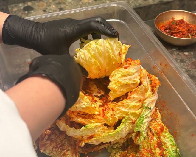 아시아투데이 박진숙 기자 = 하얏트 체인의 호텔 '안다즈 서울 강남'은 김장철을 맞아 지난달 29일 안다즈 서울 강남 내 비욘드 더 글라스에서 '제철의 맛 김장 클래스'를 진행, 기자가 배추에 양념을 버무리고 있다./박진숙 기자 act@asiatoday.co.kr