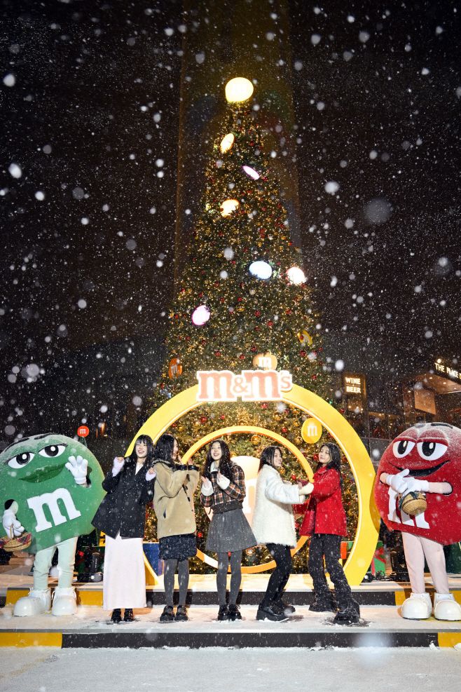 그룹 아일릿(ILLIT)의 윤아와 민주, 원희, 이로하, 모카(왼쪽부터)가 4일 오후 서울 용산구 남산서울타워 T1 플라자에서 열린 '엠앤엠즈 매지컬 홀리데이' 팝업 포토 세션에 참석해 엠엔엠즈 트리 앞에서 포즈를 취하고 있다. /한국마즈(유)