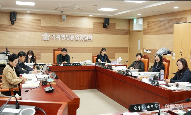 아산시의회 기획행정농업위원회가 제263회 제2차 정례회 중 주요업무 추진상황 보고를 청취하고 있다.