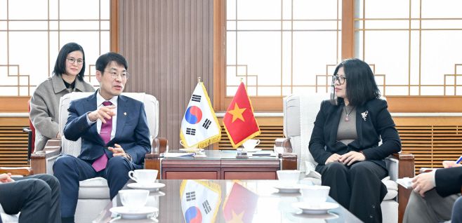 김정기 대구시장 권한대행이 도안 프엉 란 주부산 베트남 총영사를 면담하고 있다./대구시