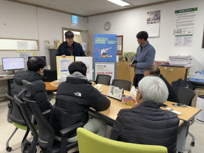 화성도시공사 직원들이 4일 한 부서에서 연말 음주운전 예방 캠페인 'Safe 이음'을 진행하고 있다./HU공사