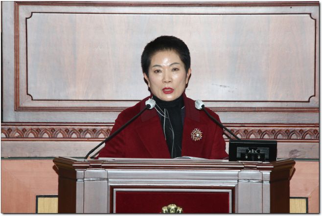 황혜숙 의원이 5분 자유발언에서 '축산자원을 활용한 스마트팜 에너지 전략'을 통해 축산자원과 스마트팜을 연계한 타당성 조사와 실증계획 마련 등을 강조하고 있다. /정읍시의회