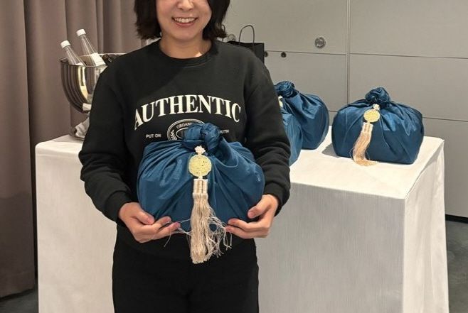 아시아투데이 박진숙 기자 = 하얏트 체인의 호텔 '안다즈 서울 강남'은 김장철을 맞아 지난달 29일 안다즈 서울 강남 내 비욘드 더 글라스에서 '제철의 맛 김장 클래스'를 진행했다. 김치통은 안다즈 서울 강남의 레스토랑인 '조각보'에서 직접 보자기로 포장해 제공한다./박진숙 기자 act@asiatoday.co.kr