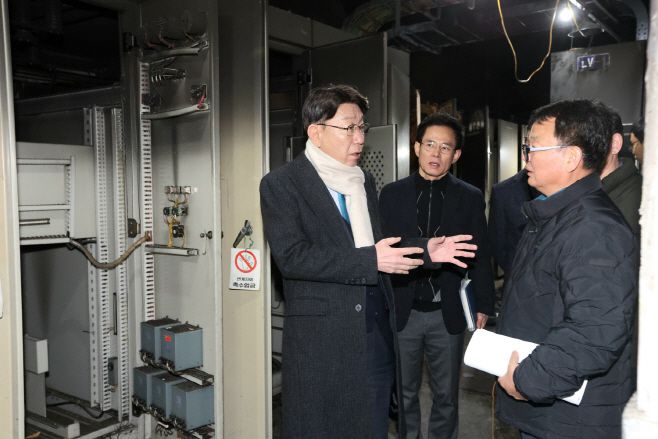 우범기 전북 전주시장이 최근 지하 수변전실 화재로 큰 불편을 겪는 평화동 한 아파트 화재 현장을 찾아 주민들의 손을 잡았다./전주시