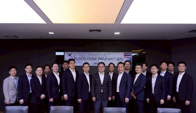 반돈호 포스코플로우 사장(가운데)과 포스코그룹 관계자들이 3일(현지시간) 태국법인 개소식에 참석해 기념촬영을 하고 있다. /포스코플로우