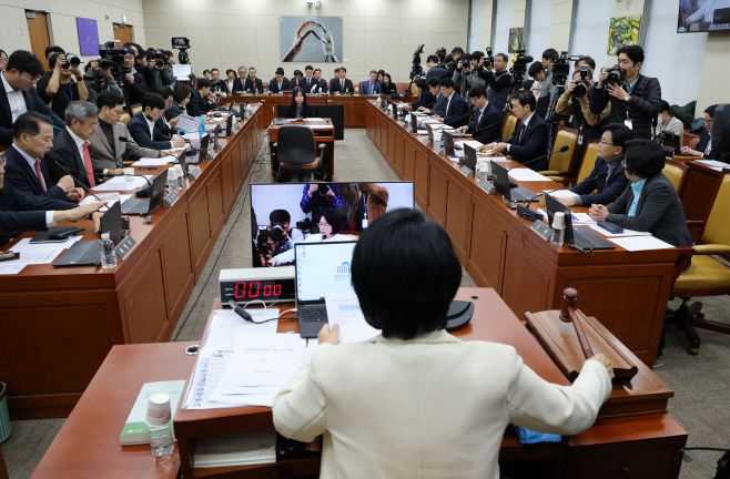 최민희 국회 과학기술정보방송통신위원장이 2일 서울 여의도 국회에서 열린 과학기술정보방송통신위원회 전체회의에서 의사봉을 두드리고 있다. /연합