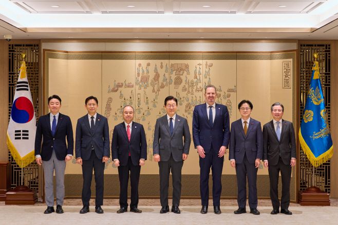 이이재명 대통령이 5일 용산 대통령실에서 손정의 소프트뱅크그룹 회장, 르네 하스 암(Arm) 대표와 면담 전 기념촬영을 하고 있다. 왼쪽부터 강훈식 대통령비서실장, 배경훈 부총리 겸 과학기술정보통신부 장관, 손 회장, 이 대통령, 르네 하스 대표, 김정관 산업통상부 장관, 김용범 정책실장. /제공=대통령실
