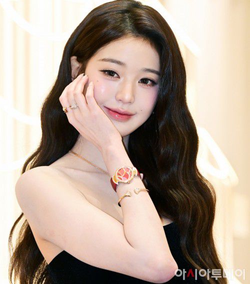 IVE member and BVLGARI brand ambassador Jang Won-young attends the opening event of the “Holiday Diva’s Dream” pop-up store at Shinsegae Department Store Gangnam in Seocho-gu, Seoul, on December 4. / Yonhap News