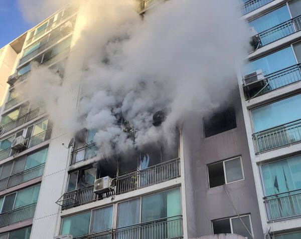 평택시 지산동 아파트 화재 현장 모습./송탄소방서 제공