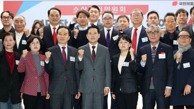 장동혁 국민의힘 대표가 12일 서울 여의도 중앙당사에서 열린 소상공인위원회 임명장 수여식 및 전체회의에서 참석자들과 기념 촬영을 하고 있다. /연합