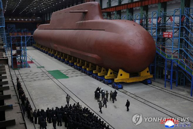 김정은 북한 국무위원장이 8천700t급 '핵동력 전략유도탄 잠수함 건조사업'을 현지에서 지도했다고 조선중앙통신이 25일 보도했다. 2025.12.25 평양 조선중앙통신=연합뉴스