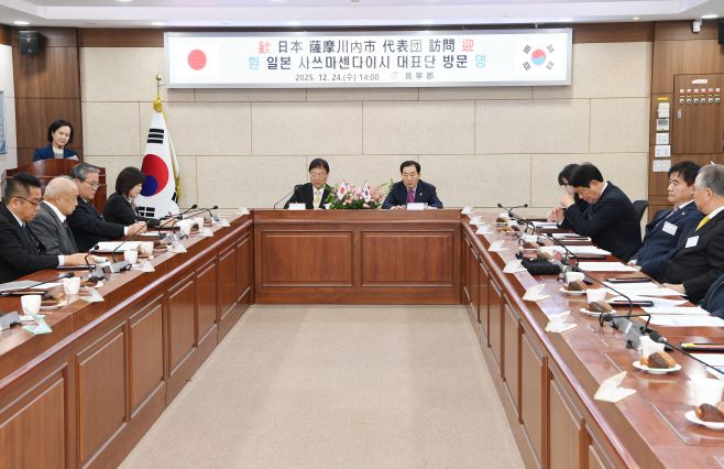 성낙인 창녕군수(가운데 테이블 오른쪽)이 24일 군청을 찾은 일본 가고시마현 사쓰마센다이시 대표단과 환담하고 있다. /창녕군