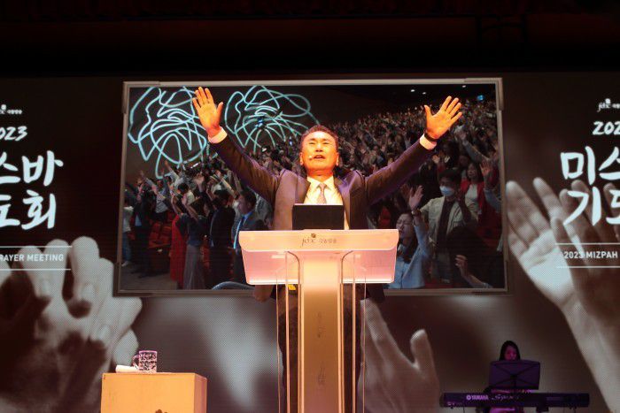 예수 그리스도의 심장으로 다음세대를 양육하고 있는 서대천 홀리씨즈교회 목사가 극동방송(이사장 김장환 목사)에서 주관한 제9차 미스바 기도회 설교와 ‘빌리그래함 전도대회 50주년 기념대회’를 앞둔 기도회를 하나님의 은혜가운데 2023년 5월 23일 극동방송 아트홀에서 뜨겁게 인도했다. 이날 미스바 기도회 설교와 합심기도회에 500여명이 참석했으며  해외 및 국내에 유튜브로 실시간 방송됐다. / 사진=극동방송