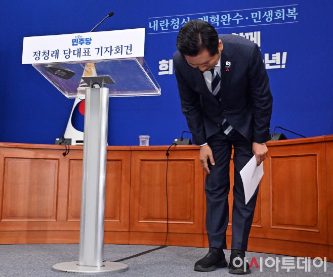 정청래 더불어민주당 대표가 26일 국회에서 취임 첫 기자회견을 마친 뒤 인사하고 있다. /송의주 기자