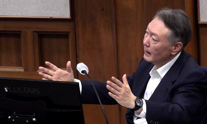 윤석열 전 대통령이 지난 24일 서울 서초구 서울중앙지법에서 열린 내란 우두머리 혐의 속행 공판에 출석해 발언하고 있다./서울중앙지법