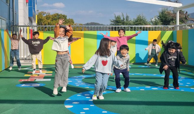 밀양다봄센터 이용자들이 별별놀이터에서  놀이를즐기고 있다. /밀양다봄센터