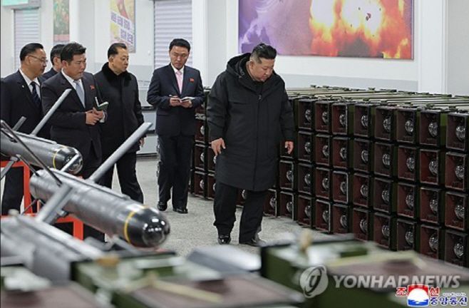 북한의 대전차 유도미사일 (ATGM) 생산시설을 점검하는 김정은. 기존 불새의 '확장·진화형'일 가능성이 가장 높다는 분석으로 이스라엘제 스파이크 형태를 띠고 있다. 2026.01.04 사진=조선중앙통신