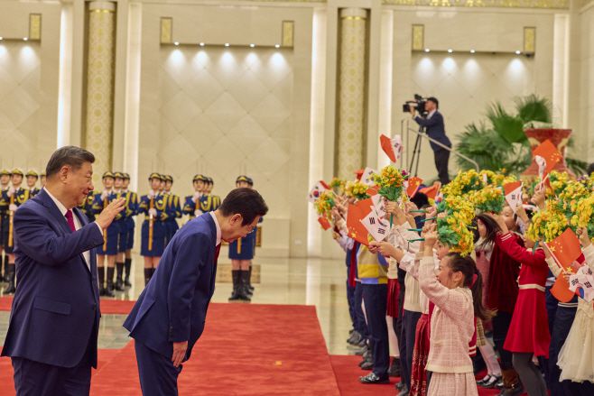 이재명 대통령이 5일 베이징 인민대회당에서 열린 이 대통령 공식환영식이 끝난 뒤 어린이들을 향해 인사하고 있다. 왼쪽은 시진핑 중국 국가주석. /연합뉴스