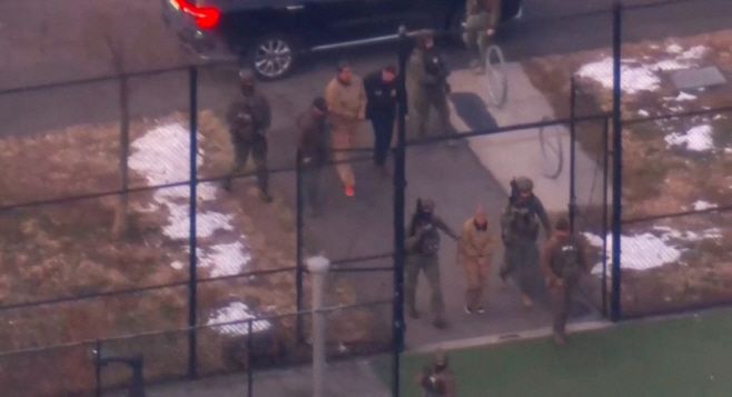 미국 마약단속국(DEA) 요원들이 5일(현지시간) 니콜라스 마두로 베네수엘라 대통령과 그의 부인 실리아 플로레스를 뉴욕 맨해튼 연방법원에 출두시키기 위해 헬기로 안내하고 있다./로이터·연합