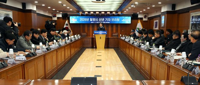 안병구 시장이 7일 소회의실에 가진 신년 기자 브리핑에서 시정 운영 방향과 핵심 비전을 발표하고 있다. /밀양시