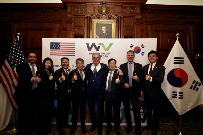 남궁 홍 삼성E&A 대표이사(왼쪽 네번째)·날린 굽타 와바시 미국 밸리 리소스(WVR) 이사(왼쪽) 등이 5일(현지시간) 미국 워싱턴 D.C. 한 호텔에서 진행된 인디애나 친환경(블루) 암모니아 플랜트' 프로젝트 착공 기념행사에서 '파이팅'을 외치고 있다./하만주 워싱턴 특파원