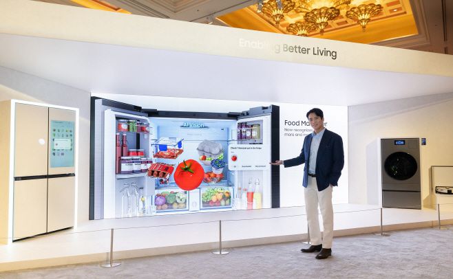 배우 하석진이 CES 2026 삼성전자 '더 퍼스트룩' 단독 전시관에서 AI 가전 신제품들을 소개하고 있다./삼성전자