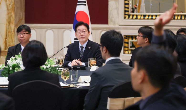 중국을 국빈방문 중인 이재명 대통령이 7일 상하이의 한 호텔에서 열린 순방 기자단 오찬 간담회에서 취재진의 질문을 받고 있다.