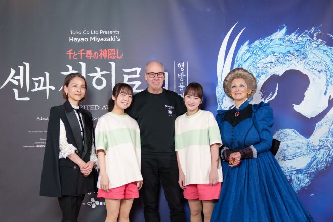 음악극 '센과 치히로의 행방불명' 창작진과 제작진. 왼쪽부터 공동 번안 이마이 마오코, 치히로 역 가미시라이시 모네, 연출 존 케어드, 치히로 역 가와에이 리나, 유바바 역 나쓰키 마리. /CJ ENM