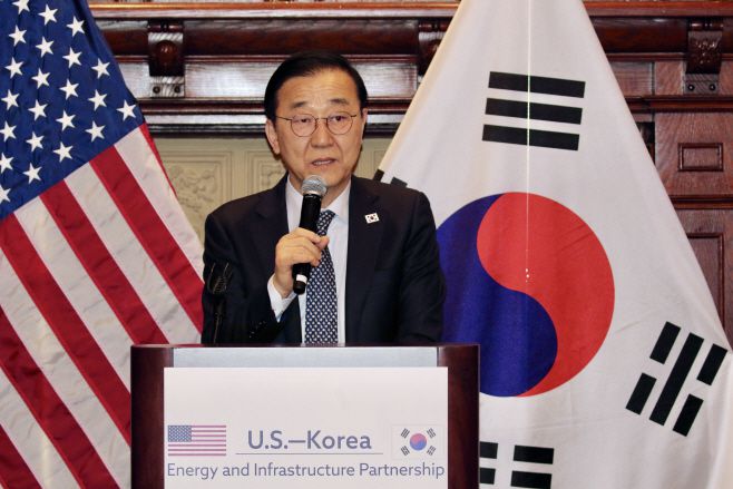 김윤덕 국토교통부 장관(왼쪽)이 5일(현지시간) 미국 워싱턴 D.C. 한 호텔에서 진행된 인디애나 친환경(블루) 암모니아 플랜트' 프로젝트 착공 기념행사에서 축사를 하고 있다./하만주 워싱턴 특파원