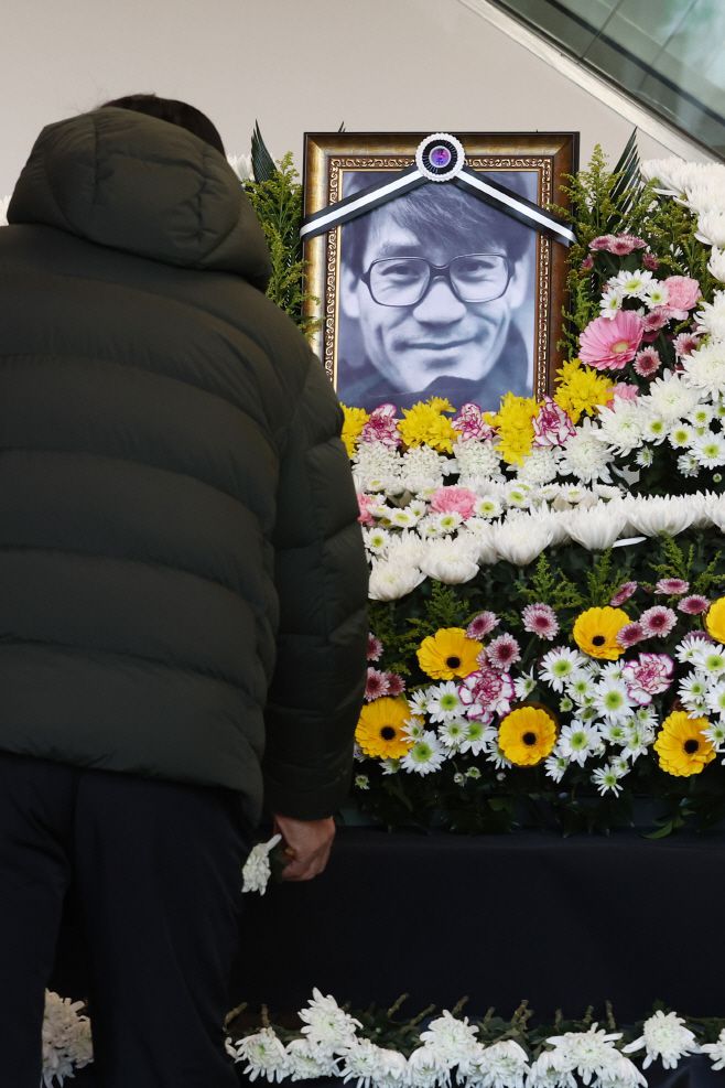 한 시민이 지난 6일 서울 중구 충무로 서울영화센터에 마련된 배우 고(故) 안성기의 추모공간을 찾아 헌화하고 있다./연합뉴스