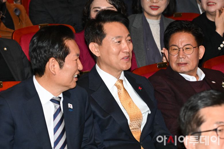 오세훈 서울시장(가운데)이 7일 서울 마포아트센터에서 열린 2026년 마포구 신년인사회에 참석해 정청래 더불어민주당 대표(왼쪽), 박강수 마포구청장과 대화를 나누고 있다. /정재훈 기자