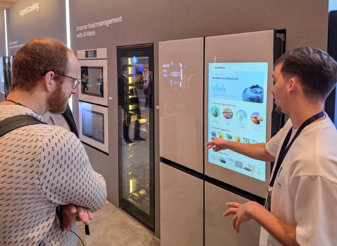 관람객이 미국 라스베이거스에서 열리는 세계 최대 전자 전시회 'CES 2026'에 마련된 윈호텔 삼성전자 단독 전시관에서 '비스포크 AI 패밀리허브' 냉장고를 체험하고 있다./삼성전자