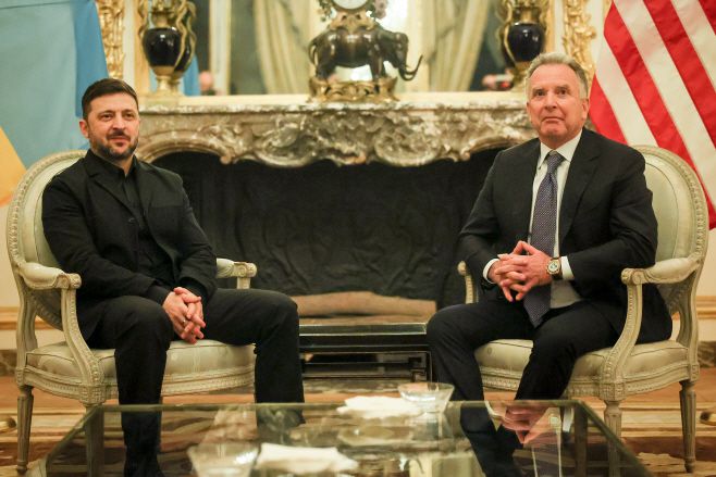 볼로디미르 젤렌스키 우크라이나 대통령(왼쪽)과 스티브 윗코프 미국 대통령 특사가 6일(현지시간) 프랑스 파리의 미국대사 관저에서 협상하고 있다./AP·연합